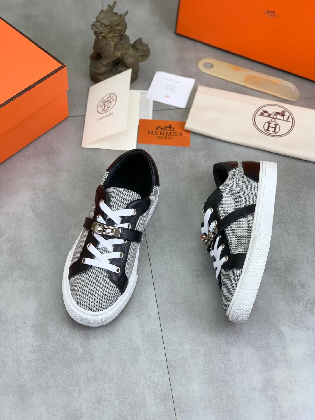 Men's men's shoes 💰P640 New Hermes top version Hermès classic couple style #𝐊𝐞𝐥𝐥𝐲 buckle casual white shoes skateboard shoes that will not conflict with shoes at all. Full of unknowns, Hermès rarely produces flat casual shoes and they are paired with classic palladium-plated Kelly shoe buckles! You'll fall in love with it at first sight. It's super versatile and can be worn with any skirt or pants. 🉑️Close your eyes and wear it. It's super noble. Fabric: Specific cowhide/canvas material. Lining: Sheepskin lining. Outsole: Original molded TPU outsole. Size: 35-45.